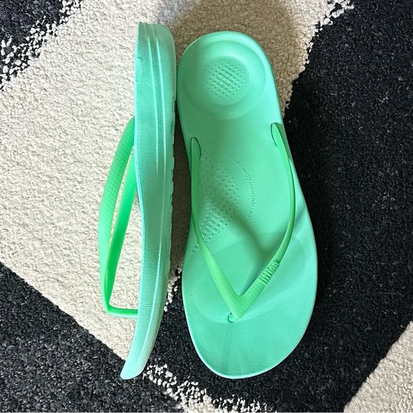 FITFLOP iQushion™ Ergonomically Engineered All-Day Comfort Tech in Pop Green — 8 - Picture 7 of 8